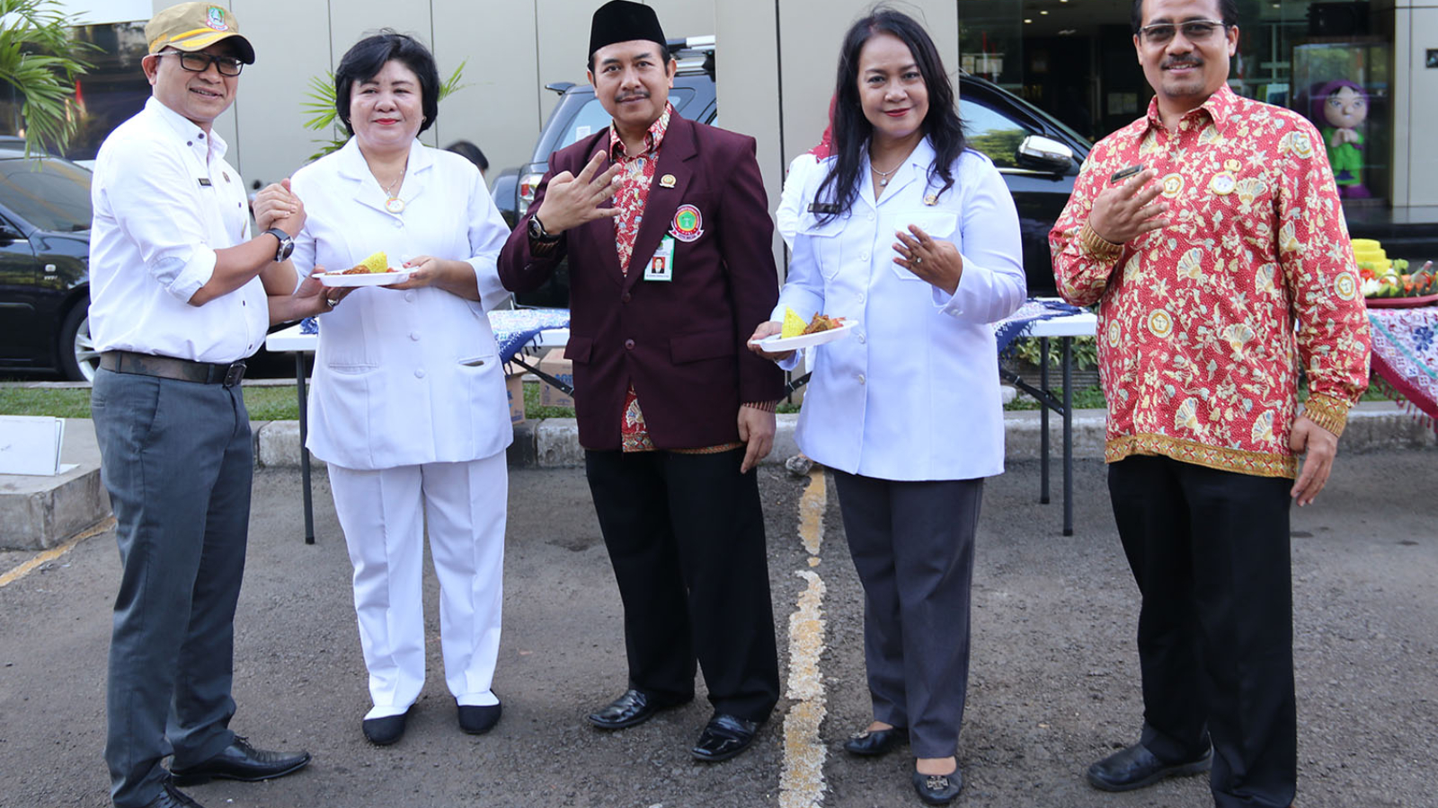 Rayakan HUT PPNI ke 45, Keluarga Besar RSUD Potong Tumpeng Saat Apel Pagi