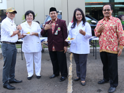 Rayakan HUT PPNI ke 45, Keluarga Besar RSUD Potong Tumpeng Saat Apel Pagi